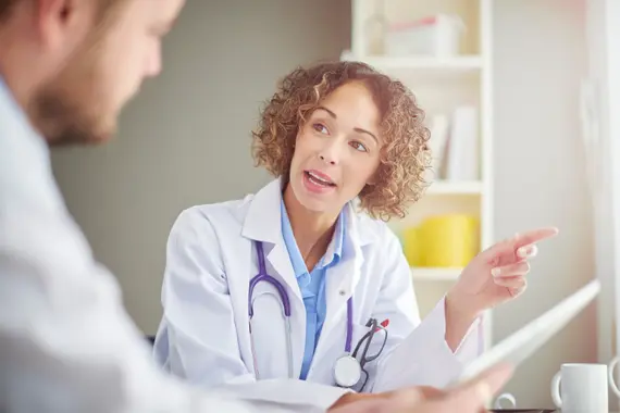 Arts in overleg met patient